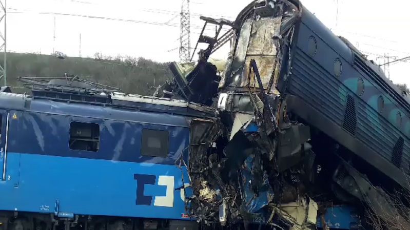 Po nehodě nákladních vlaků na Teplicku železničáři oddělí zaklíněné lokomotivy